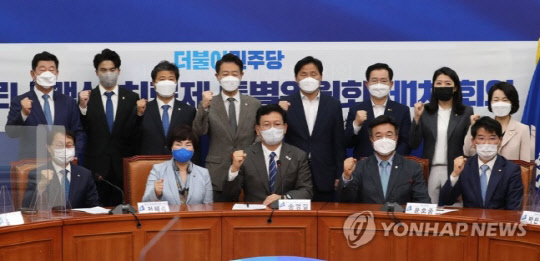 더불어민주당 전혜숙 특위원장(앞줄 왼쪽 두번째 부터), 송영길 대표, 윤호중 원내대표 등이 24일 서울 여의도 국회에서 열린 백신ㆍ치료제 특별위원회 1차회의에서 기념촬영을 하고 있다. 연합뉴스